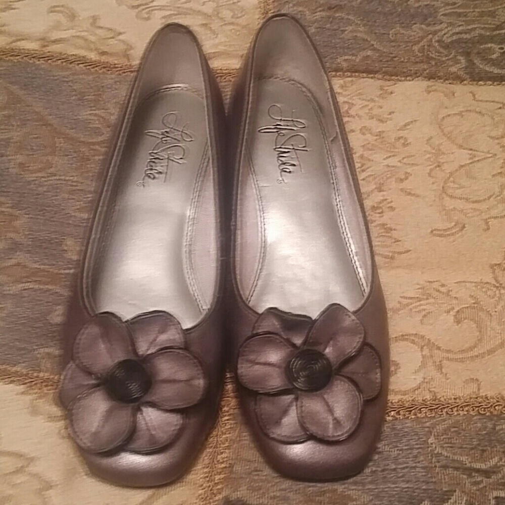 Life Stride taupe flats in size 9.